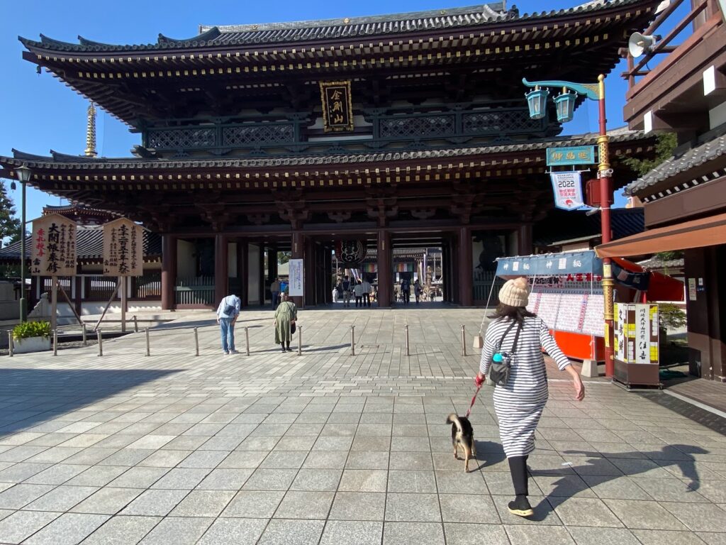 犬と川崎大師正門