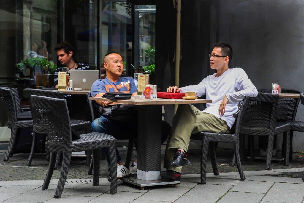 会話している男性